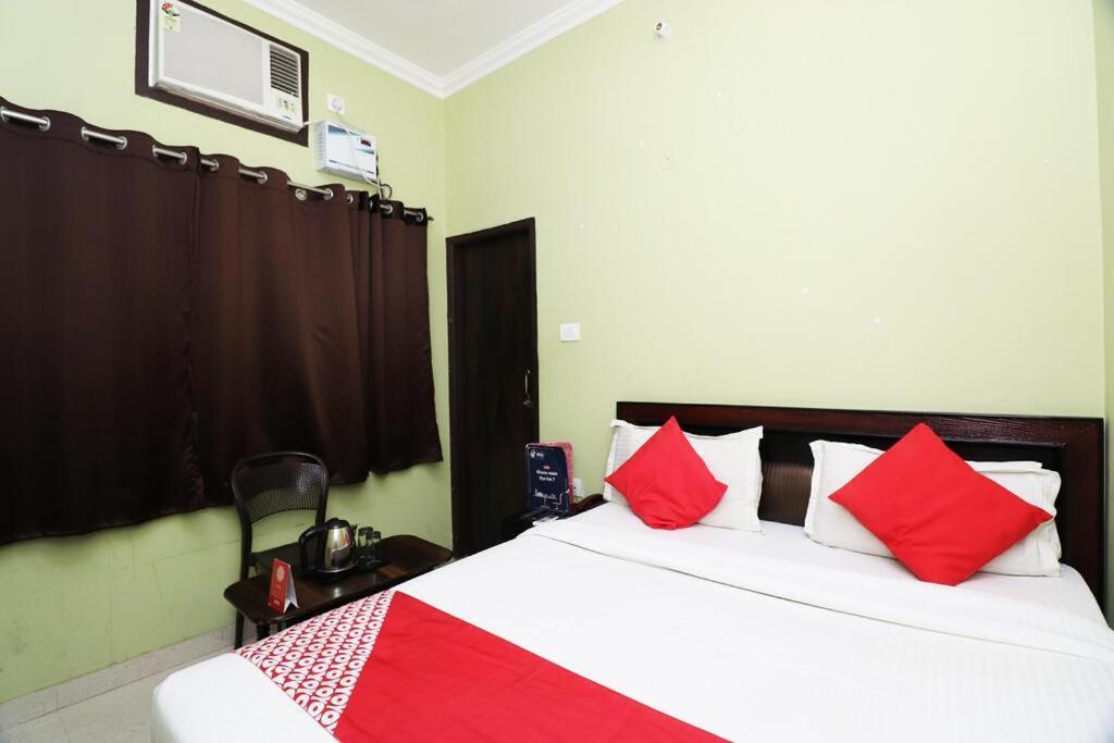 Hotel Blue Star Варанаси Екстериор снимка