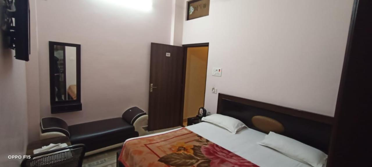 Hotel Blue Star Варанаси Екстериор снимка